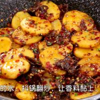 香喷喷的【孜然<a href=/shicai/rouqin/NiuRou/index.html target=_blank><u>牛肉</u></a><a href=/shicai/shucai/TuDou/index.html target=_blank><u>土豆</u></a>片】 的做法图解5