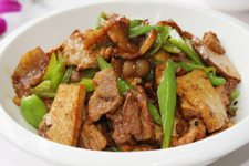 <a href=/shicai/mimian/DouFu/index.html target=_blank><u>豆腐</u></a>干炒肉的做法