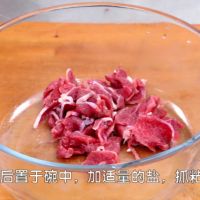 香喷喷的【孜然<a href=/shicai/rouqin/NiuRou/index.html target=_blank><u>牛肉</u></a><a href=/shicai/shucai/TuDou/index.html target=_blank><u>土豆</u></a>片】 的做法图解2