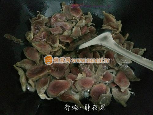 酸<a href=/shicai/shucai/DouJiao/index.html target=_blank><u>豆角</u></a>双椒炒<a href=/shicai/rouqin/JiZhen/index.html target=_blank><u>鸡胗</u></a>的做法