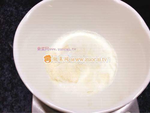 玫瑰<a href=/shicai/guopin/HuoLongGuo/index.html target=_blank><u>火龙果</u></a>慕斯的做法