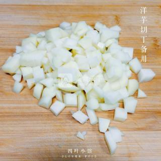 【四叶小馆】宝宝<a href=/shicai/shucai/TuDou/index.html target=_blank><u>土豆</u></a>饭的做法步骤：1