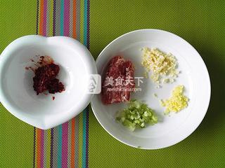 【家常麻婆<a href=/shicai/mimian/DouFu/index.html target=_blank><u>豆腐</u></a>】的做法步骤：1