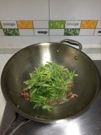 香辣豆肉炒油渣的做法步骤4