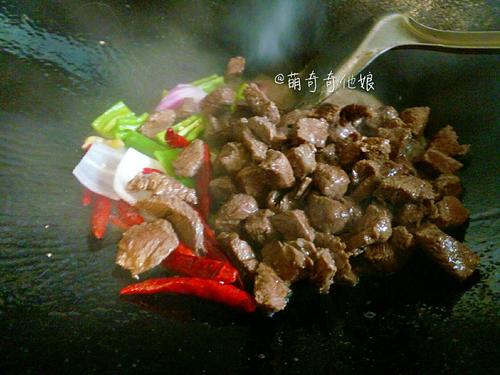 酱爆<a href=/shicai/rouqin/NiuRou/index.html target=_blank><u>牛肉</u></a>粒的做法