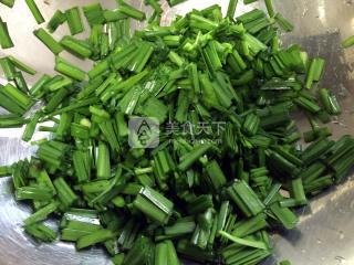 【从零学烧菜第一课】韭菜<a href=/shicai/rouqin/JiDan/index.html target=_blank><u>鸡蛋</u></a>饼的做法步骤：2