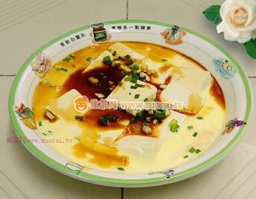 <a href=/shicai/mimian/DouFu/index.html target=_blank><u>豆腐</u></a>蒸水蛋的做法