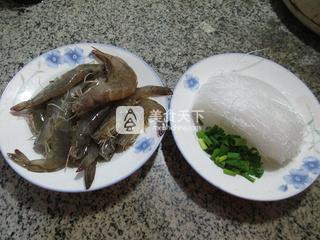 鲜虾煮<a href=/shicai/mimian/FenSi/index.html target=_blank><u>粉丝</u></a>的做法步骤：1